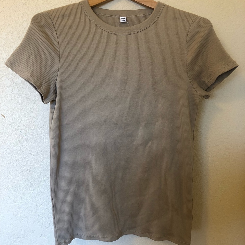 uniqlo TAN ribbed crewneck tee